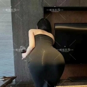 長髮骨感美女—甄妮