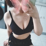 短髮俏妹子，身材不錯，性格不忸